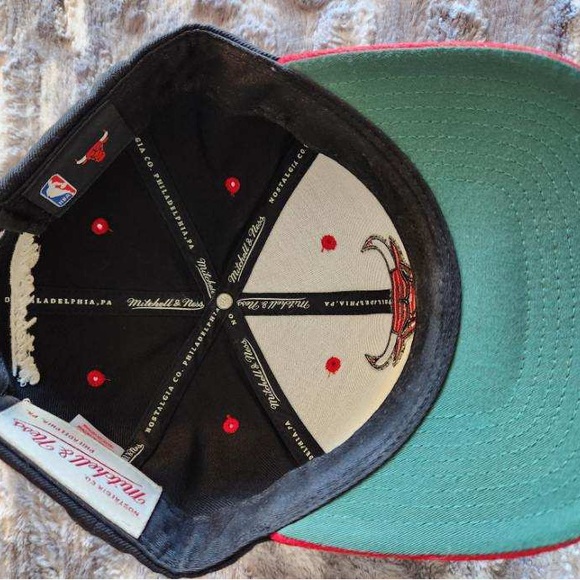 Mitchell and Ness Men’s Bulls Strap back Hat - Picture 4 of 6